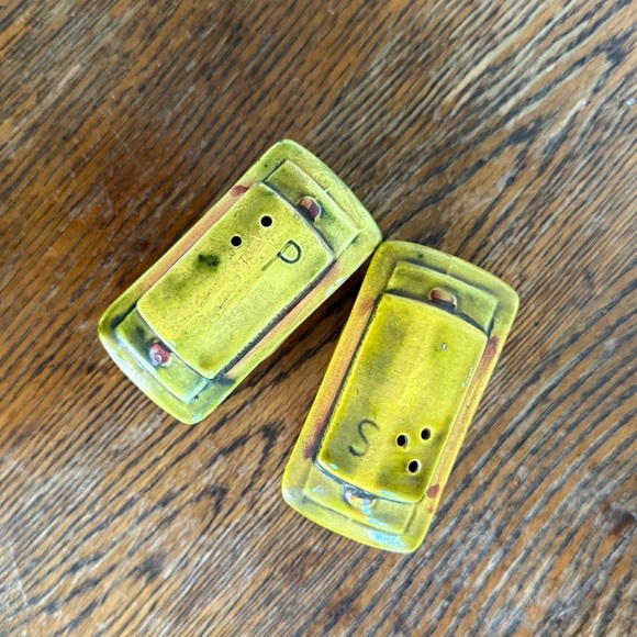 San Francisco Cable Car salt and pepper shaker Set - Gold mustard yellow color - Picture 6 of 7